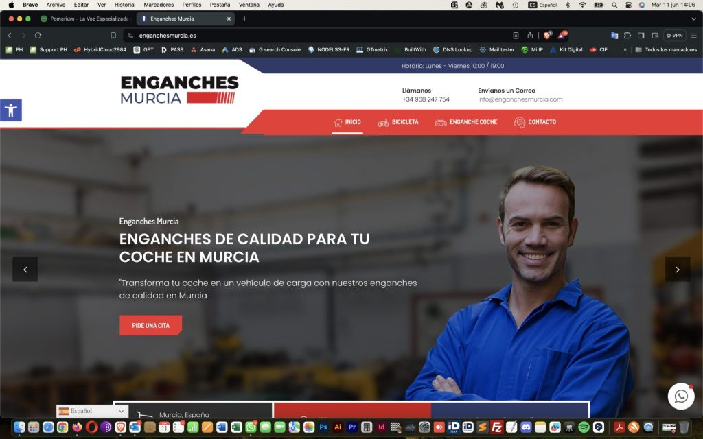 Equipo de trabajo de GNC WEB en reunión de diseño web en Murcia