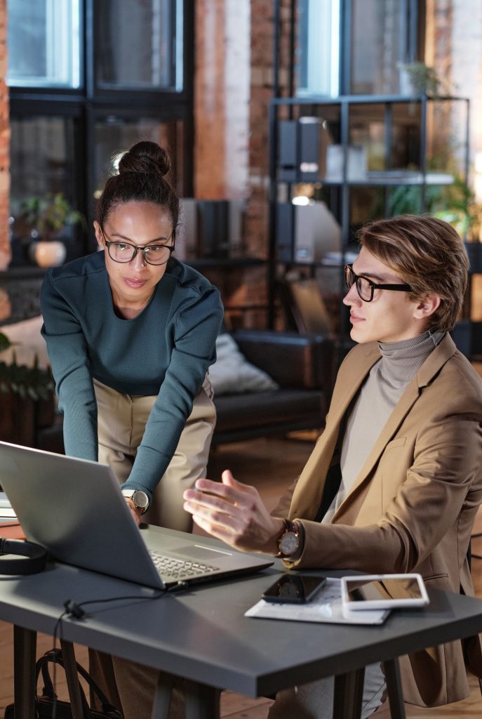 Analyzing internet resources with marketing specialist